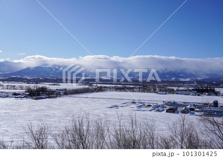 冬の美蔓パノラマパークから見る真っ白な雪原 101301425