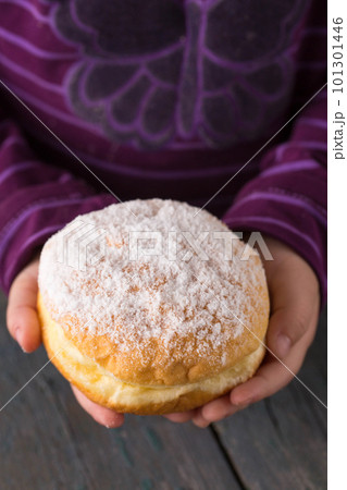 Ruddy delicious donuts berliners in children's hands 101301446