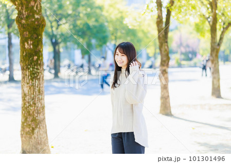 並木道を歩く若い女性 101301496