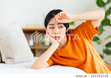 悩む若い女性 悩む若い女性 101301539