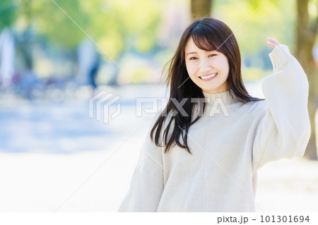 公園を散策する若い女性 公園を散策する若い女性 101301694