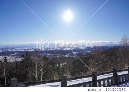 冬の扇ヶ原展望台からみる十勝平野 冬の扇ヶ原展望台からみる十勝平野 101302385