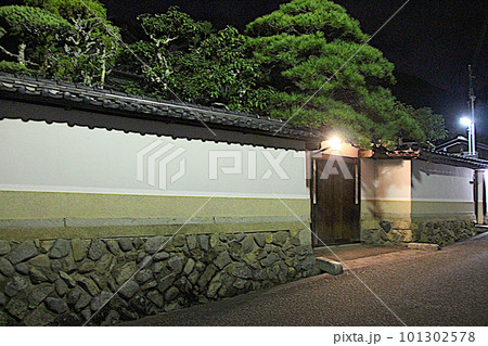 美しい門構えの日本家屋の夜景 101302578