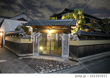 美しい門構えの日本家屋の夜景 101302655