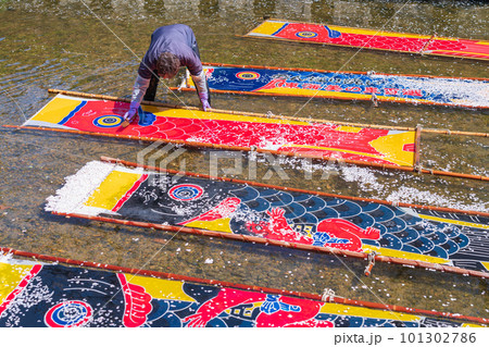 春の五条川、のんぼり洗い〈愛知県岩倉市〉 101302786