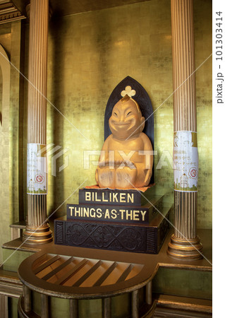 通天閣の黄金のビリケンさん 101303414