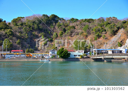 《三重県》快晴の鳥羽市加茂川 101303562