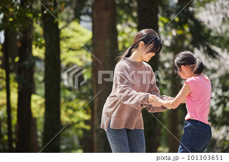 春の公園で遊んでいる子供姉妹の様子 101303651