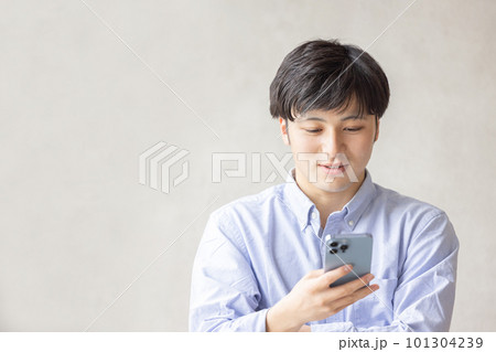 スマホを操作する若い男性 スマホを操作する若い男性 101304239