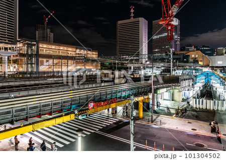 【東京都】夜の浜松町駅前 101304502