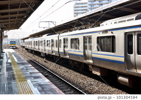 ホームに到着する総武線各駅停車 101304584