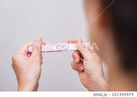 妊娠検査薬 が 陰性 で がっかり する　【 不妊治療 の イメージ 】 101304974