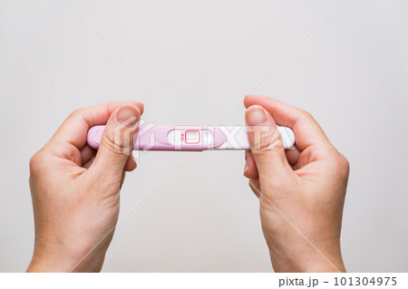 妊娠検査薬 が 陰性 で がっかり する 【 不妊治療 の イメージ 】 妊娠検査薬 が 陰性 で がっかり する 【 不妊治療 の イメージ 】 101304975