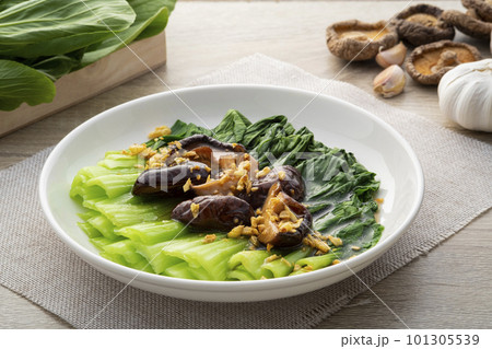Baby Bok choy or chinese cabbage in mushroom vegetarian sauce with Shitake Mushrooms and fried garlic 101305539