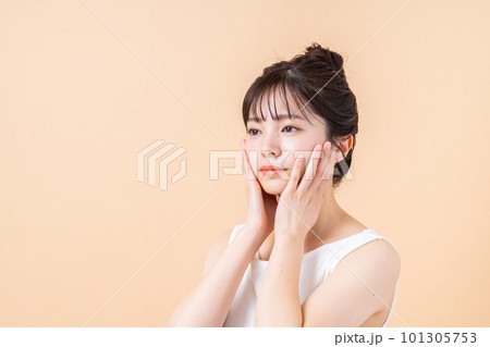 保湿を実感する若い女性 101305753