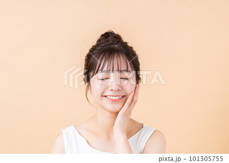 保湿を実感する若い女性 保湿を実感する若い女性 101305755