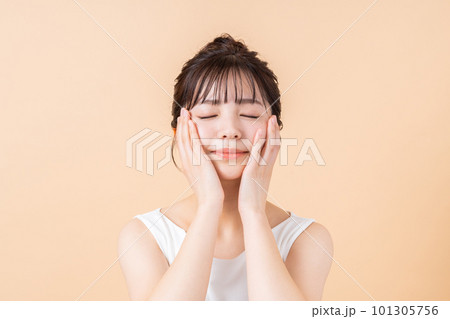 保湿を実感する若い女性 101305756