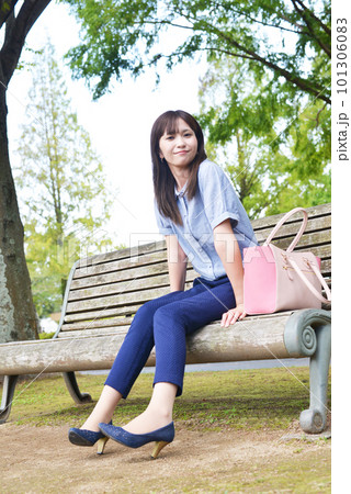 公園のベンチに座る女性 101306083