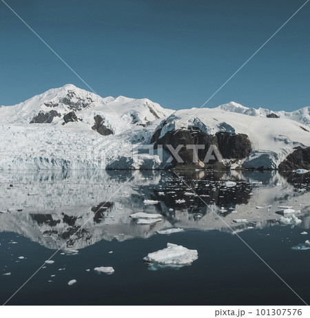 Lemaire strait coast, mountains and icebergs, 101307576