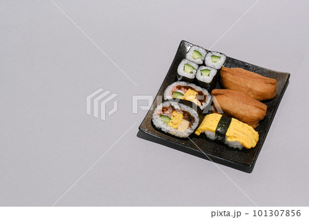 おいしそうな助六寿司 101307856