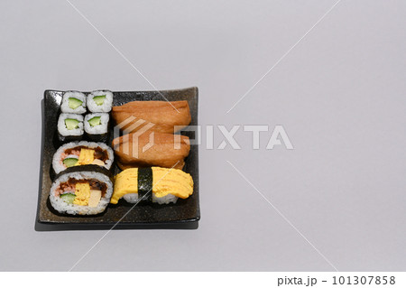おいしそうな助六寿司 101307858