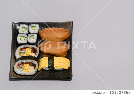 おいしそうな助六寿司 101307860