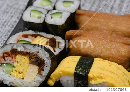 おいしそうな助六寿司 101307868