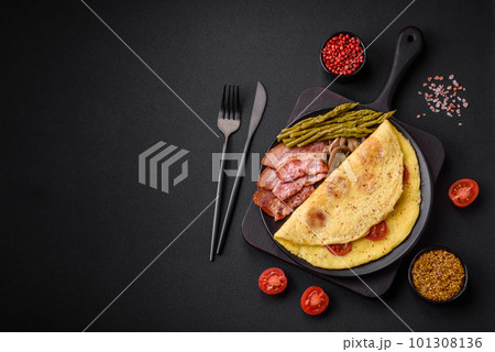 Delicious fresh omelet with cherry tomatoes, bacon, asparagus and spices 101308136
