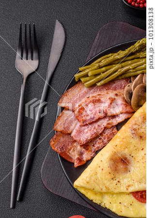 Delicious fresh omelet with cherry tomatoes, bacon, asparagus and spices 101308138