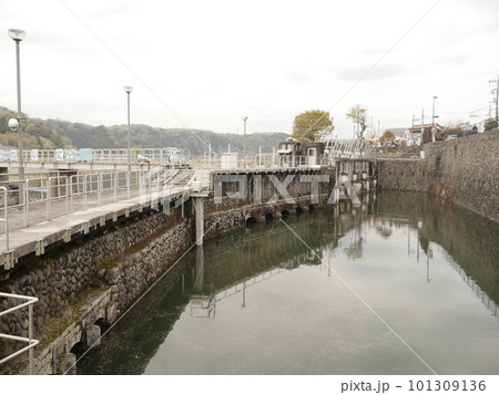 江戸に上水を供給する羽村取水堰(東京羽村) 江戸に上水を供給する羽村取水堰(東京羽村) 101309136