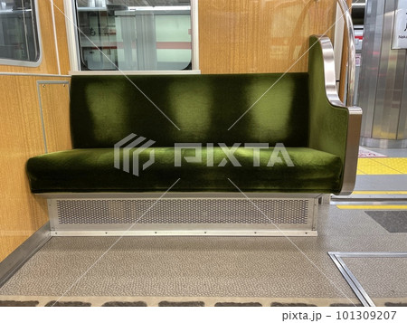 出発待ちの地下鉄の車内 101309207