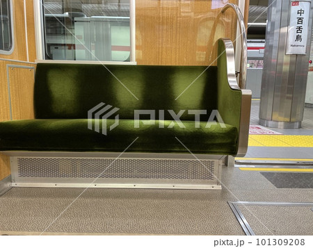 誰もいない中百舌鳥で停車している電車の中 101309208