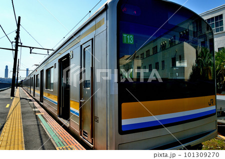 横浜市 海芝浦駅から見た鶴見線車両205系 101309270