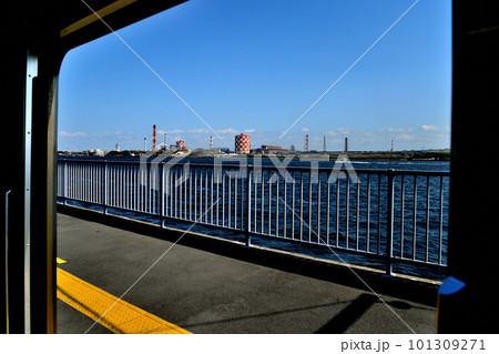 横浜市 海芝浦駅から見た鶴見線車両205系 横浜市 海芝浦駅から見た鶴見線車両205系 101309271