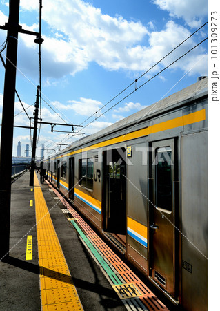 横浜市 海芝浦駅から見た鶴見線車両205系 101309273