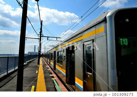 横浜市 海芝浦駅から見た鶴見線車両205系 横浜市 海芝浦駅から見た鶴見線車両205系 101309275