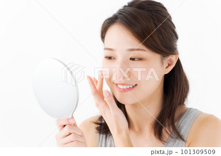 手鏡を見る女性の写真 手鏡を見る女性の写真 101309509