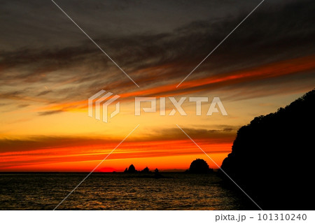 美しい海岸の夕焼け 101310240
