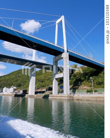 運河から見える尾道大橋　（広島県尾道市） 101310388