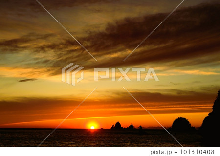 美しい海岸の夕焼け 美しい海岸の夕焼け 101310408