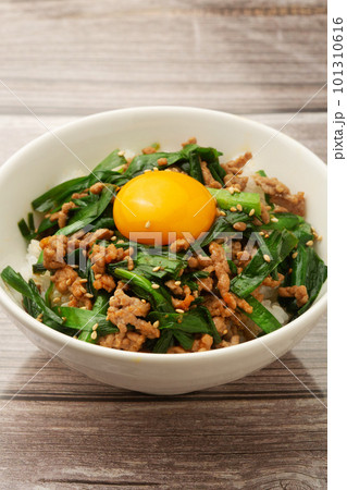 ひき肉とニラのスタミナ丼 101310616