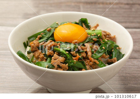 ひき肉とニラのスタミナ丼 101310617