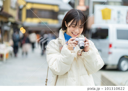観光地で写真を撮る女性　休日に旅行する女性　カメラ女子　女性、旅行、観光、カメラ、カメラ女子、川越 101310622