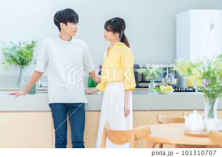 夫婦　カップル　家族　新婚　ライフスタイル　キッチン 101310707