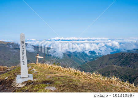 三峰山山頂から望む春の北アルプス 101310997