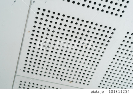 小さい穴がいっぱい空いている学校の天井 101311254