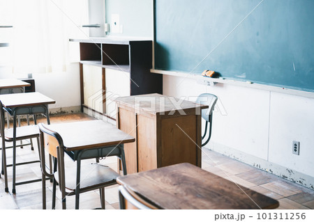 無人の教室と木製の教卓 無人の教室と木製の教卓 101311256