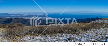 日本 神奈川県足柄下郡箱根町の駒ヶ岳の山頂から眺める相模湾と小田原の街並み 日本 神奈川県足柄下郡箱根町の駒ヶ岳の山頂から眺める相模湾と小田原の街並み 101311371