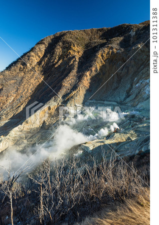日本　神奈川県足柄下郡箱根町の大涌谷と冠ヶ岳の岩肌から噴き出る白い噴気 101311388