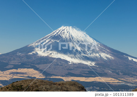日本　神奈川県足柄下郡箱根町の駒ヶ岳山頂から見える富士山 101311389
